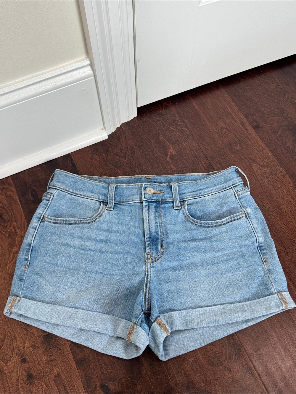 Old Navy Women’s Jean Shorts Cuffed Denim Light Wash Summer Style, size 0